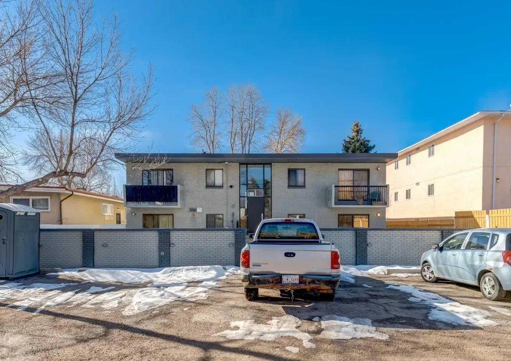 120 29 Avenue NW Calgary AB T2M2L8