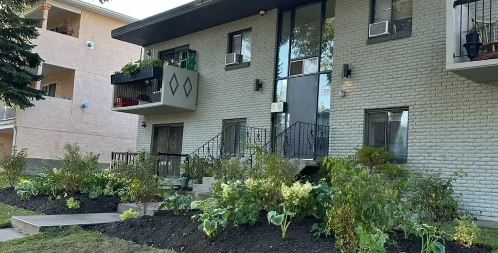 120 29 Avenue NW Calgary AB T2M2L8