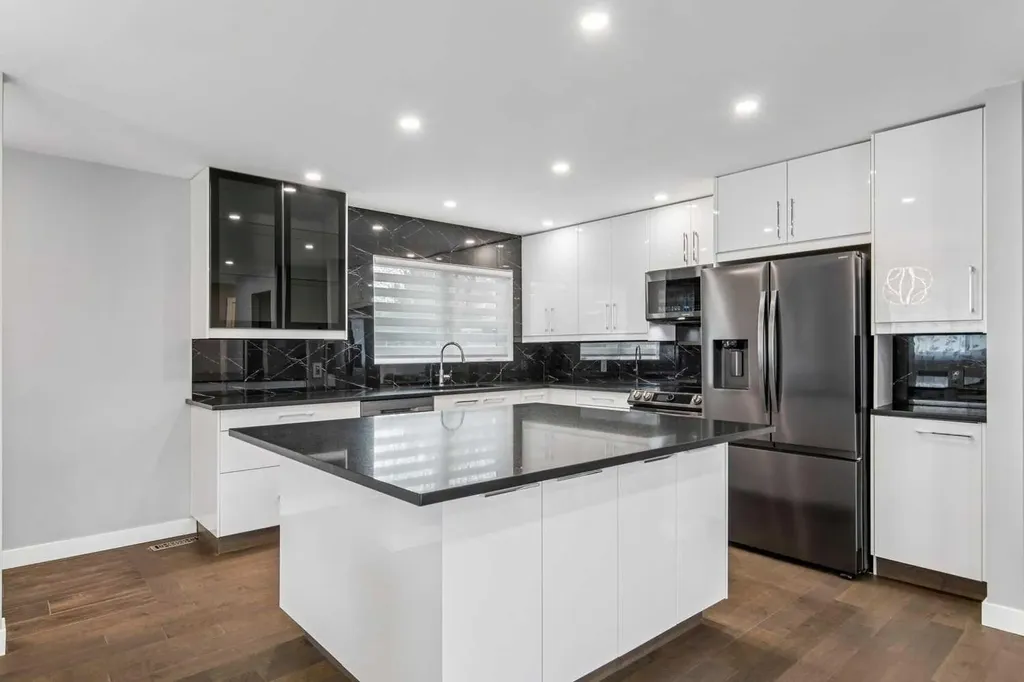 427 96 Avenue SE Calgary AB T2J 0H1