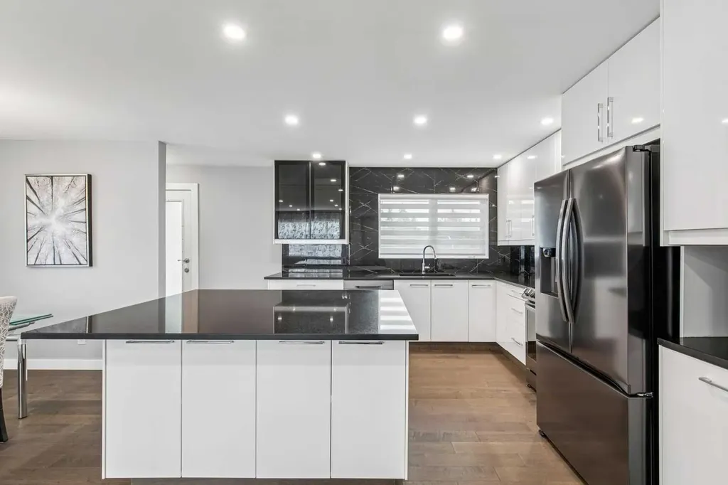 427 96 Avenue SE Calgary AB T2J 0H1