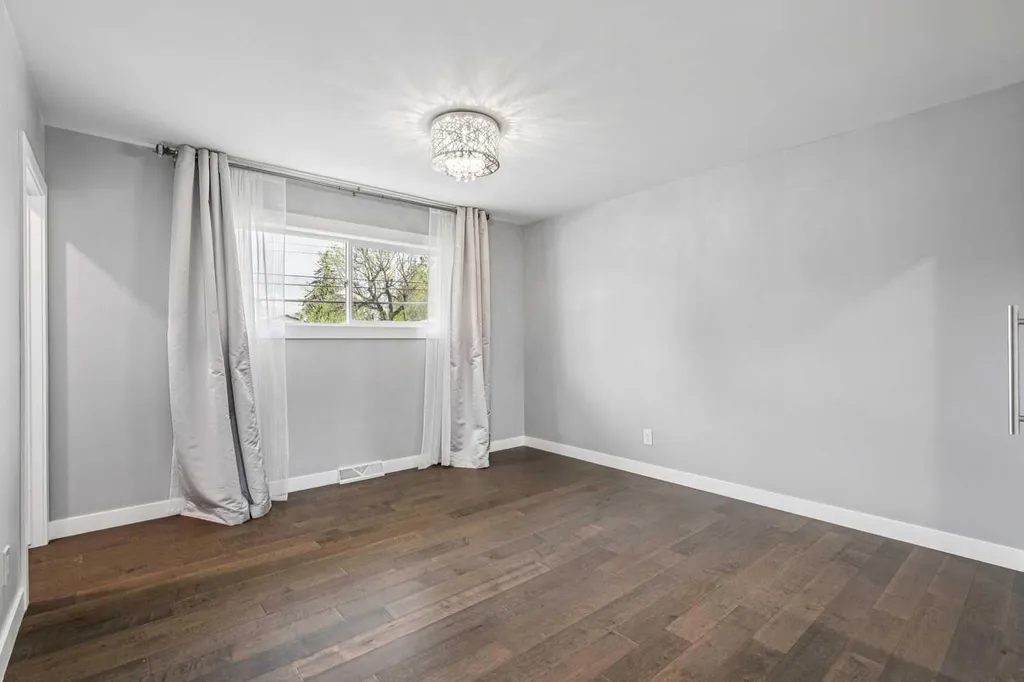 427 96 Avenue SE Calgary AB T2J 0H1