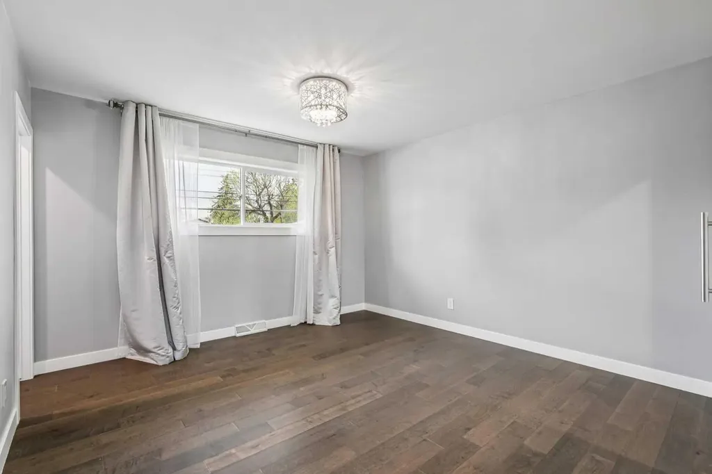 427 96 Avenue SE Calgary AB T2J 0H1