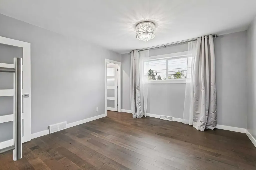 427 96 Avenue SE Calgary AB T2J 0H1