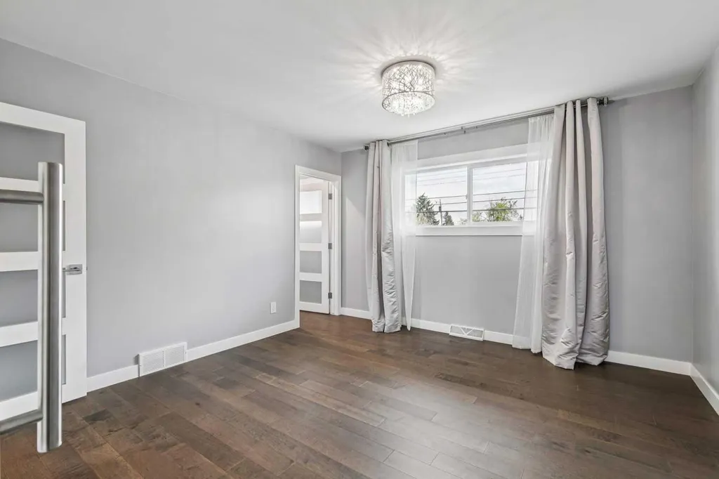 427 96 Avenue SE Calgary AB T2J 0H1