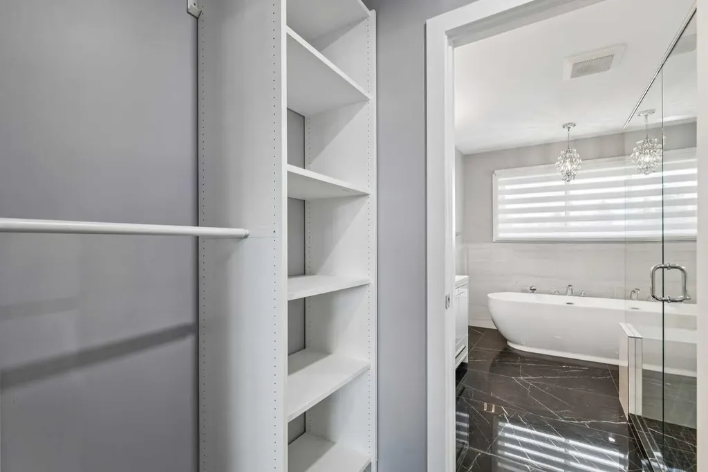 427 96 Avenue SE Calgary AB T2J 0H1