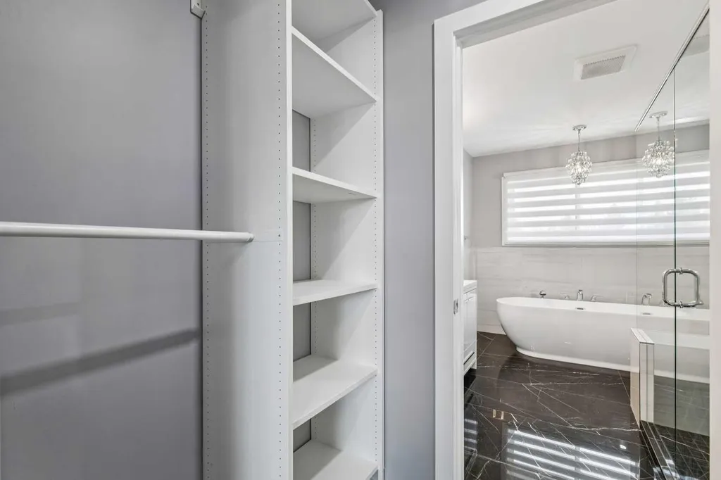 427 96 Avenue SE Calgary AB T2J 0H1