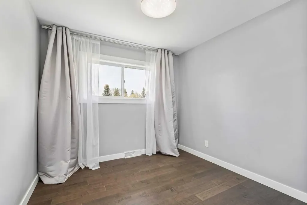 427 96 Avenue SE Calgary AB T2J 0H1