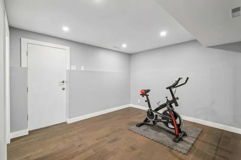 427 96 Avenue SE Calgary AB T2J 0H1