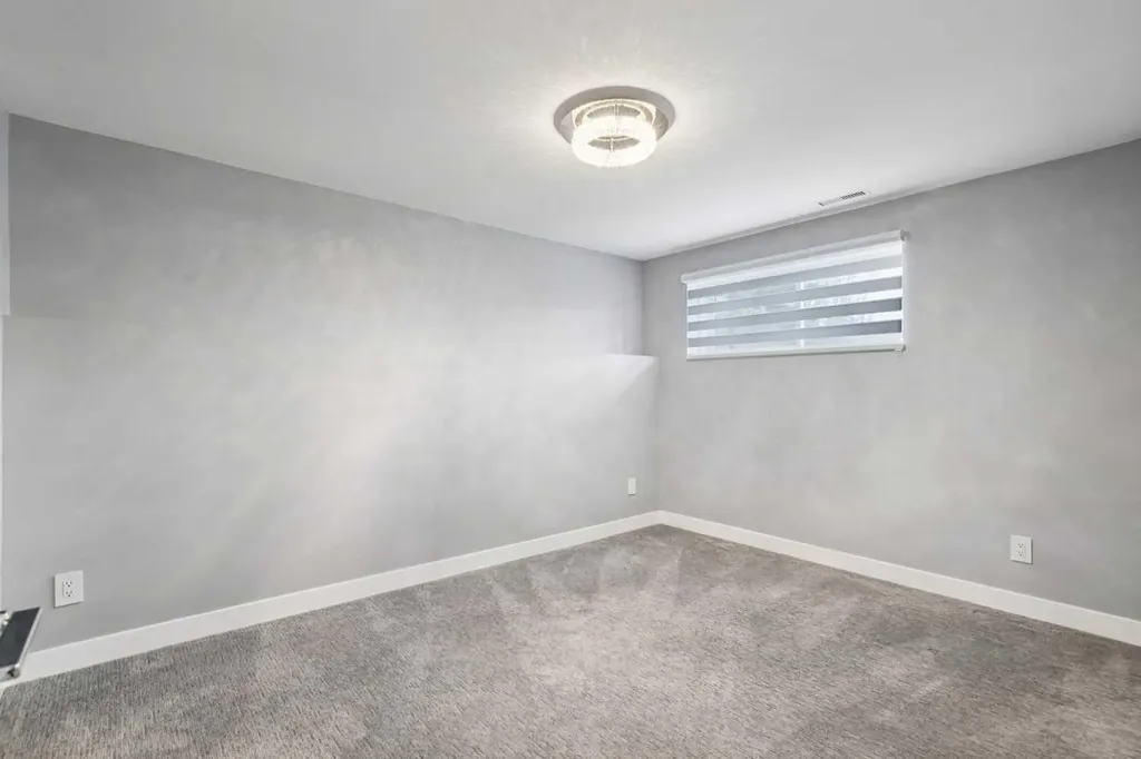 427 96 Avenue SE Calgary AB T2J 0H1