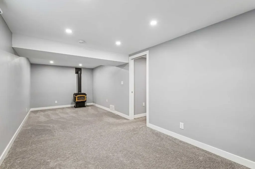 427 96 Avenue SE Calgary AB T2J 0H1