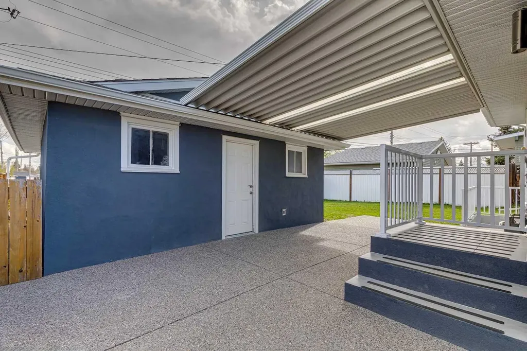 427 96 Avenue SE Calgary AB T2J 0H1