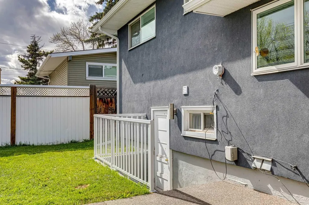 427 96 Avenue SE Calgary AB T2J 0H1