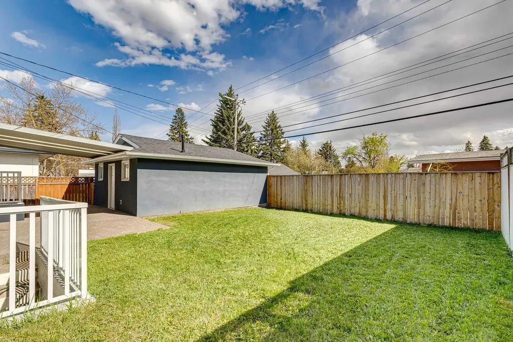 427 96 Avenue SE Calgary AB T2J 0H1