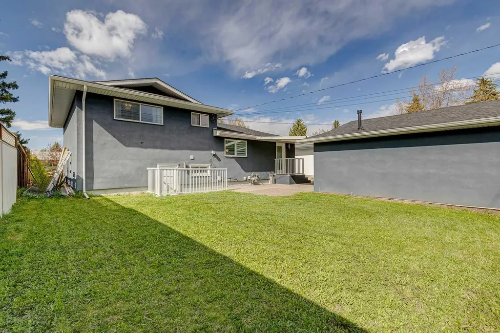 427 96 Avenue SE Calgary AB T2J 0H1