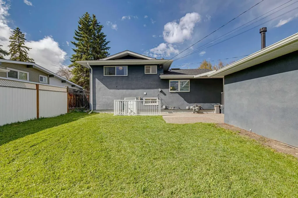 427 96 Avenue SE Calgary AB T2J 0H1