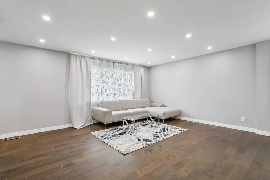 427 96 Avenue SE Calgary AB T2J 0H1