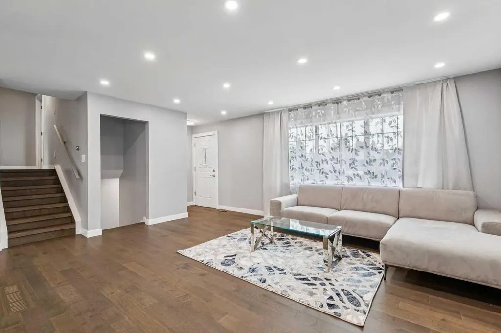 427 96 Avenue SE Calgary AB T2J 0H1