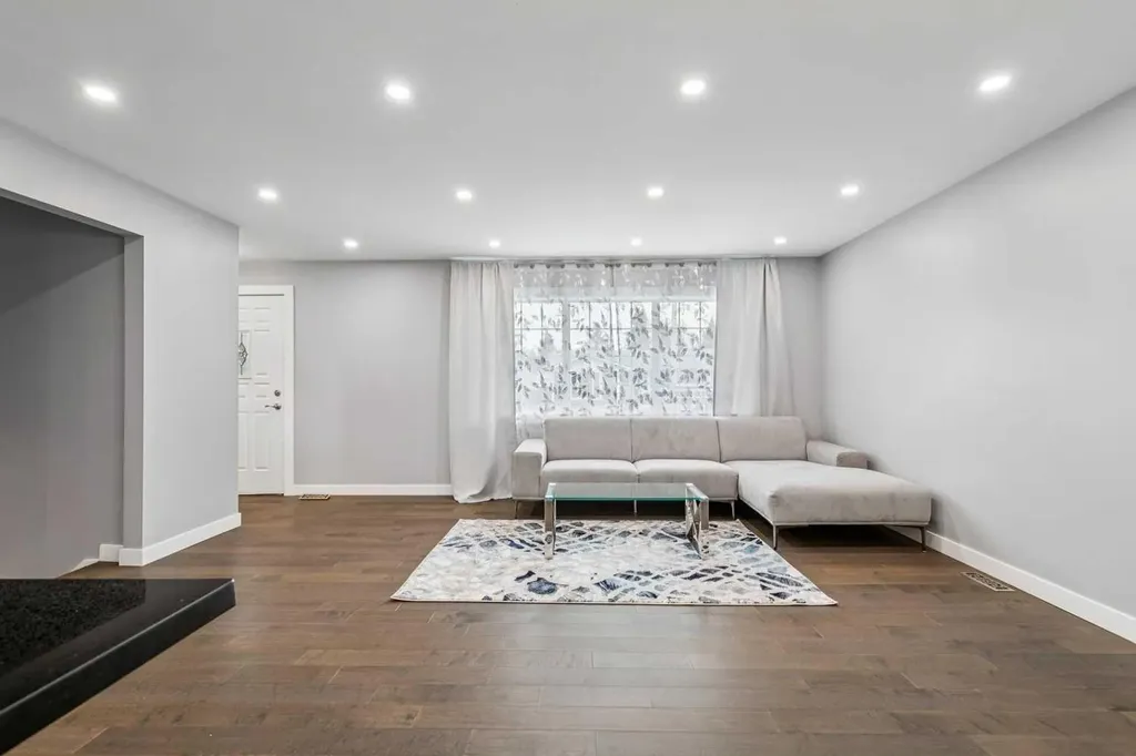 427 96 Avenue SE Calgary AB T2J 0H1