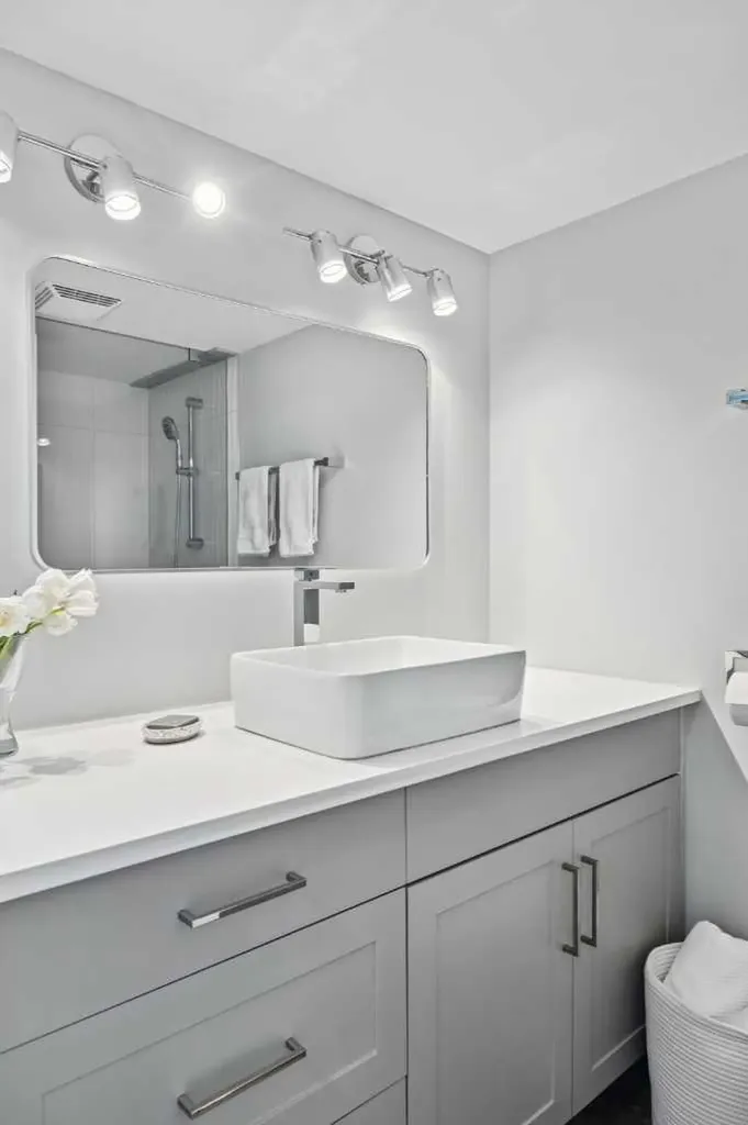 535 8 Avenue SE Calgary AB T2G 5S9