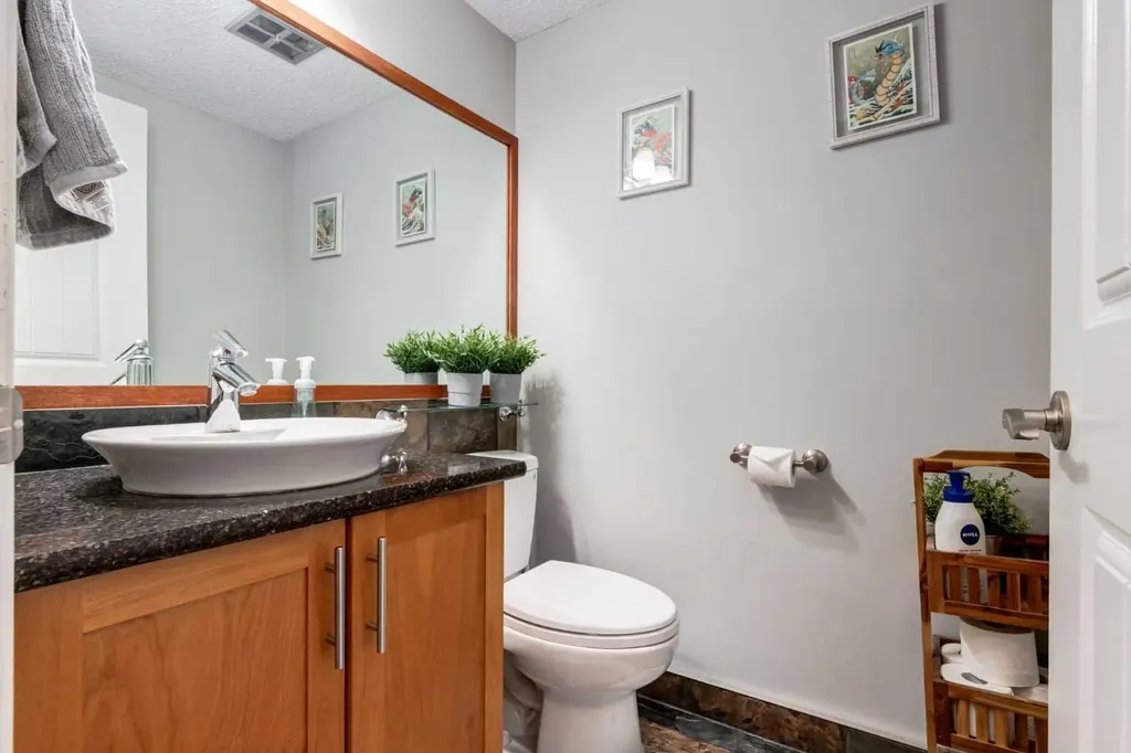 5019 46 Avenue SW Calgary AB T3E6R1
