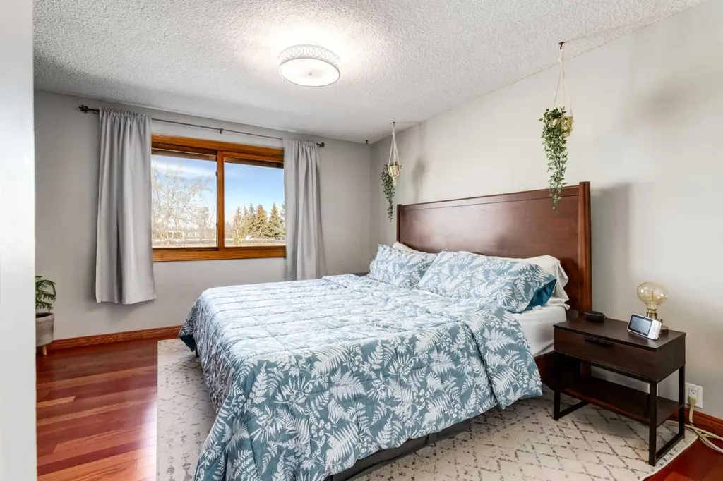 5019 46 Avenue SW Calgary AB T3E6R1