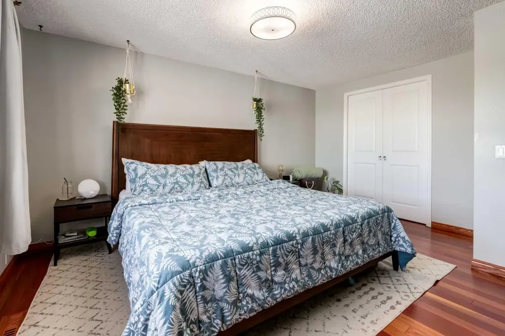 5019 46 Avenue SW Calgary AB T3E6R1