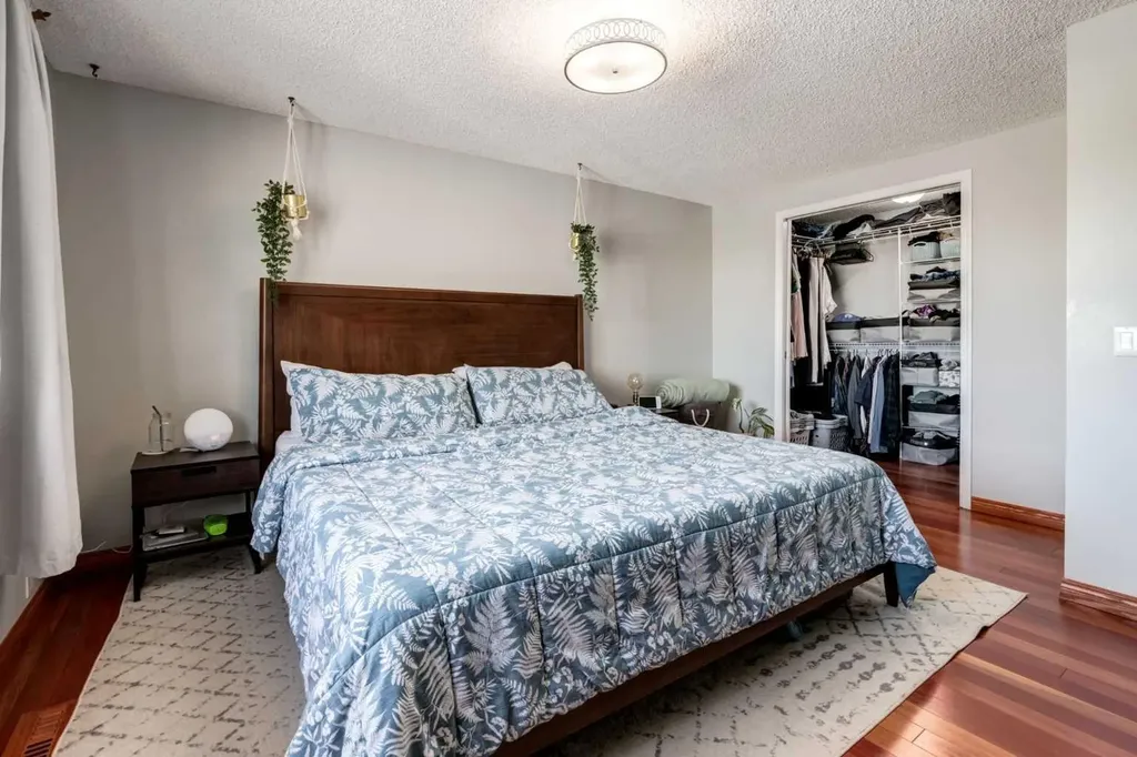 5019 46 Avenue SW Calgary AB T3E6R1