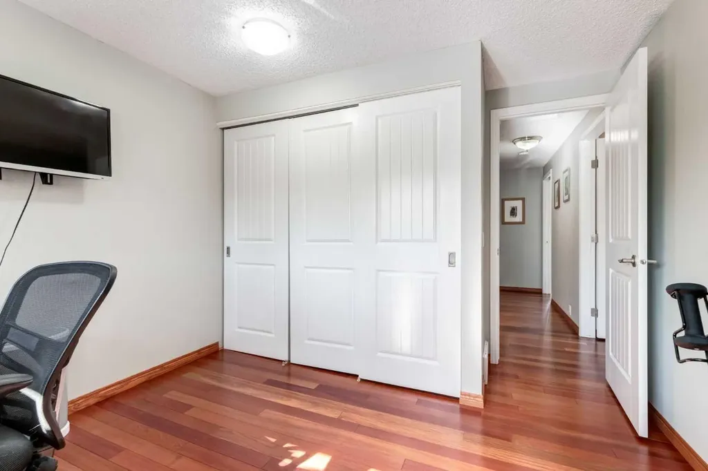 5019 46 Avenue SW Calgary AB T3E6R1