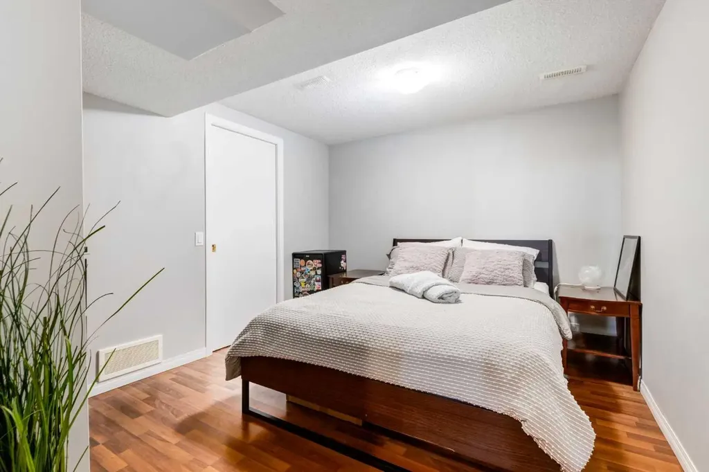 5019 46 Avenue SW Calgary AB T3E6R1