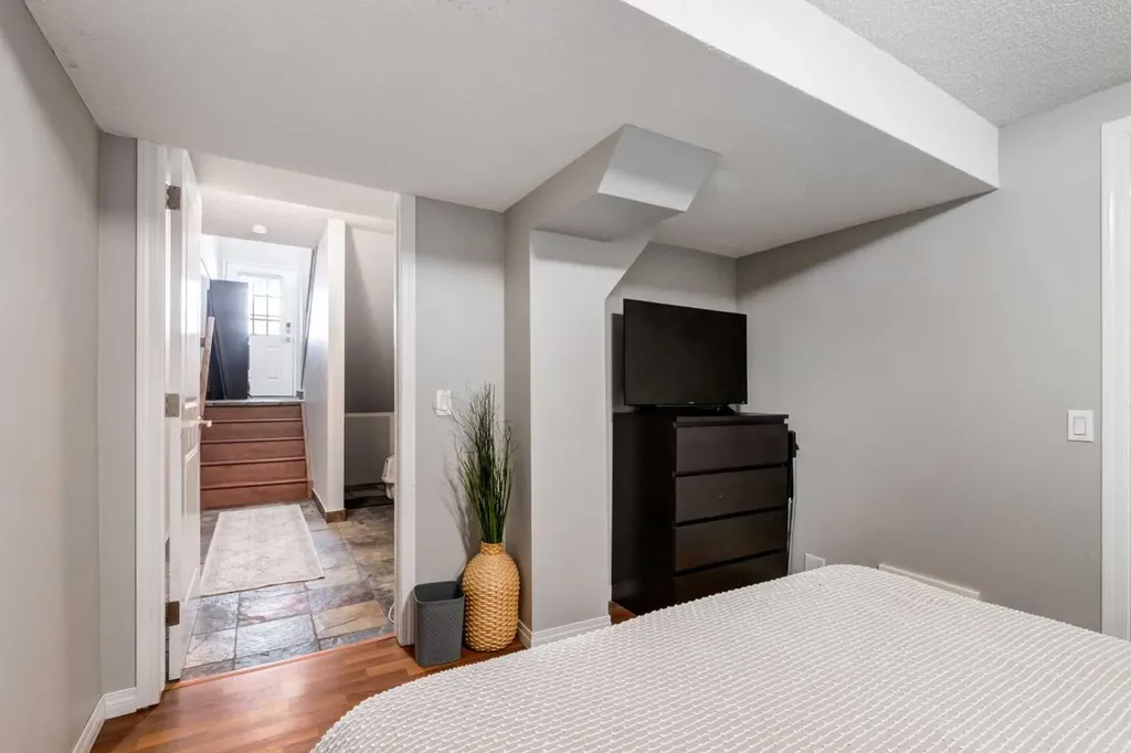 5019 46 Avenue SW Calgary AB T3E6R1