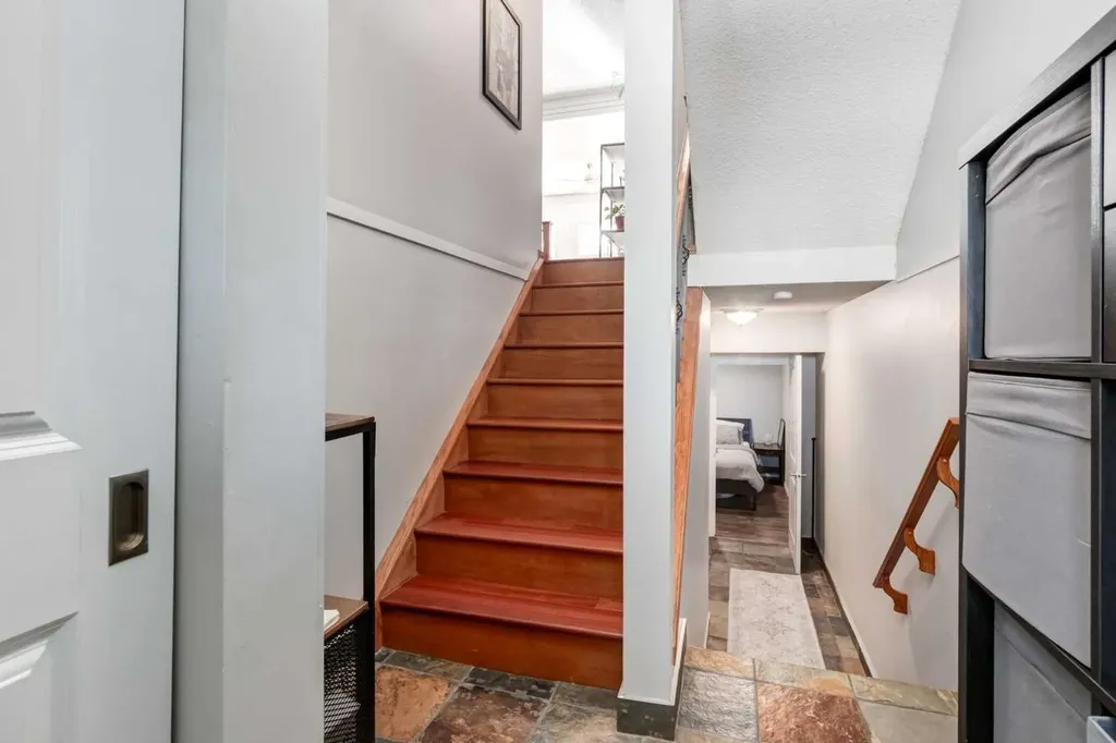 5019 46 Avenue SW Calgary AB T3E6R1