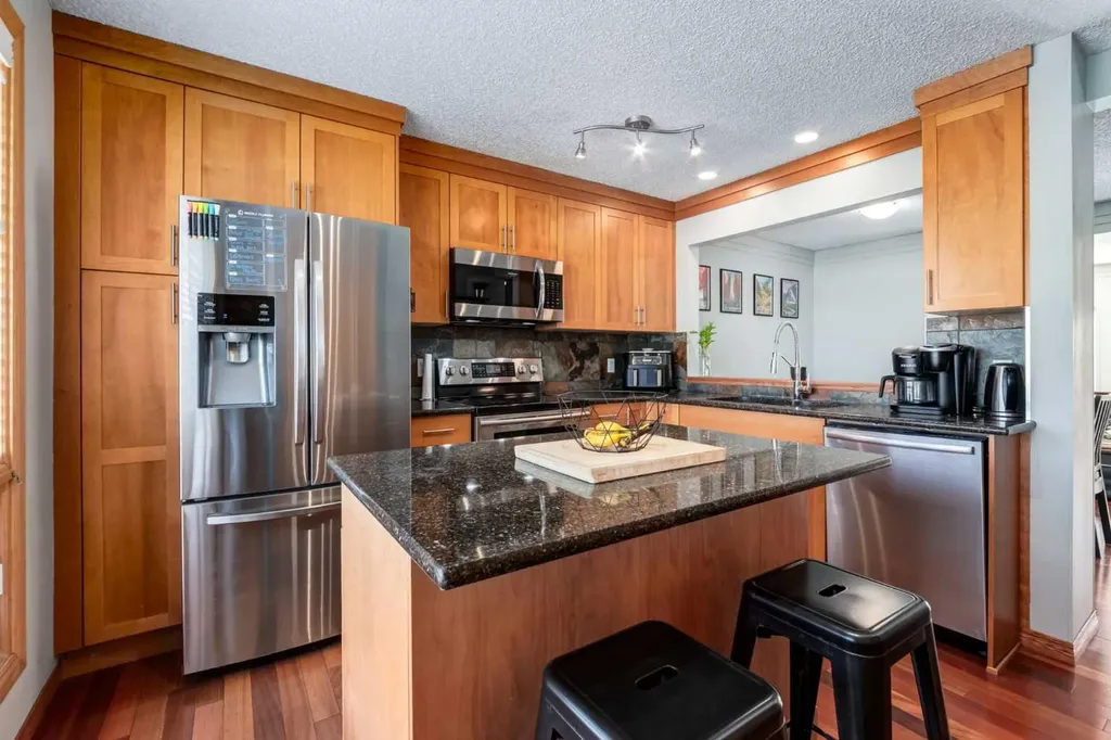 5019 46 Avenue SW Calgary AB T3E6R1