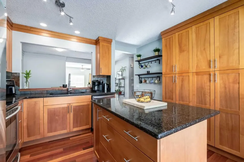 5019 46 Avenue SW Calgary AB T3E6R1