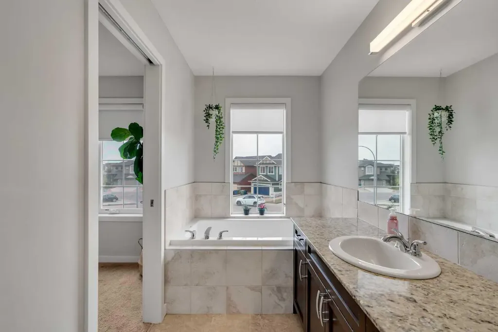 69 Kingsbridge Place SE Airdrie AB T4A 0S4