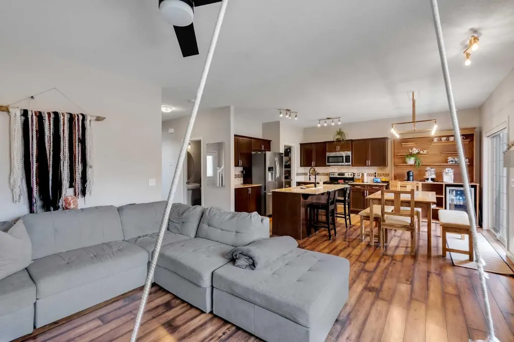 69 Kingsbridge Place SE Airdrie AB T4A 0S4