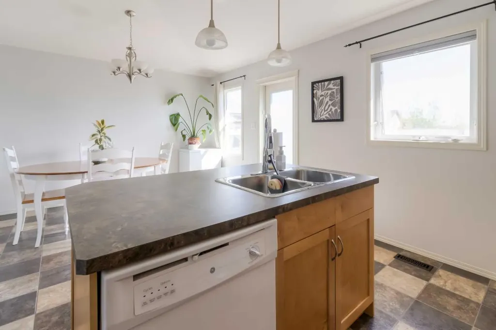 111 Mt Sundance Crescent W Lethbridge AB T1J 0L4