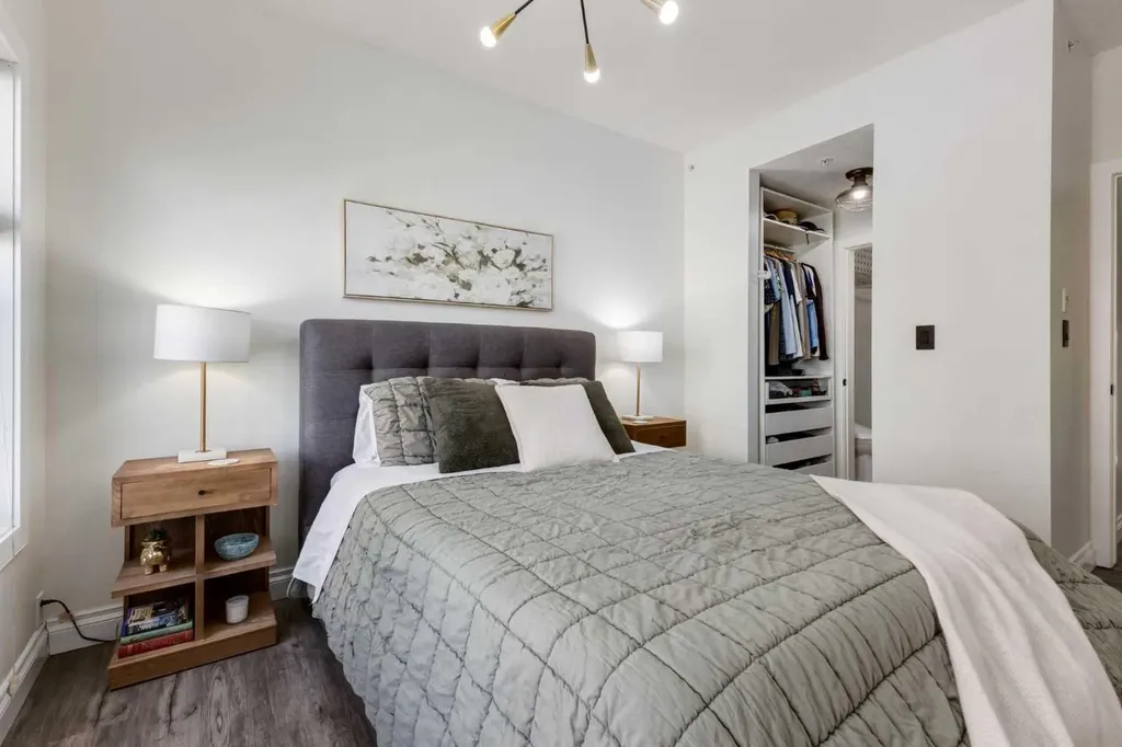 5605 Henwood Street SW Calgary AB T3E7R2