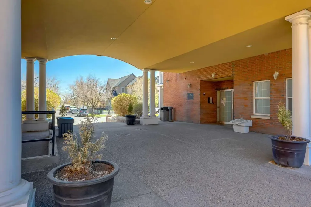 5605 Henwood Street SW Calgary AB T3E7R2