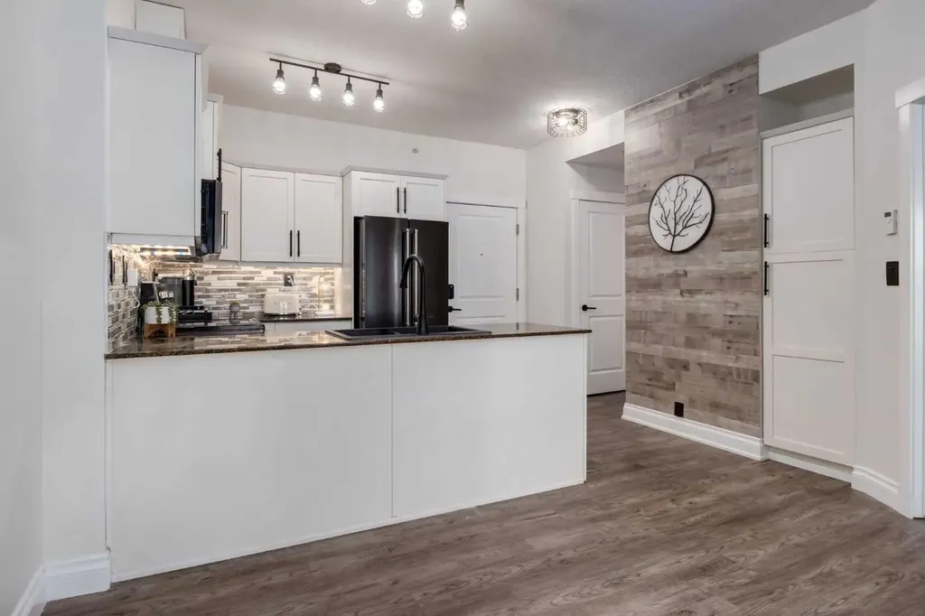 5605 Henwood Street SW Calgary AB T3E7R2