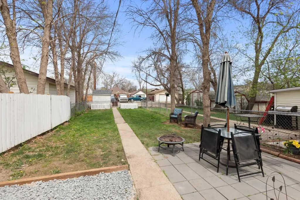946 Queen Street SE Medicine Hat AB T1A1A8