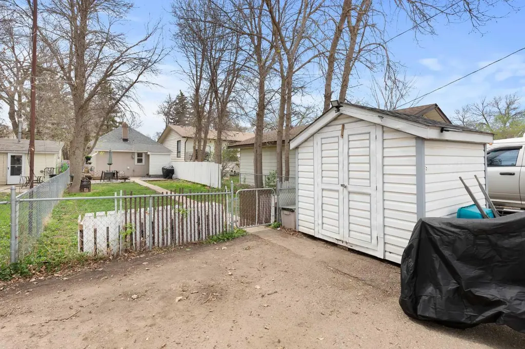 946 Queen Street SE Medicine Hat AB T1A1A8
