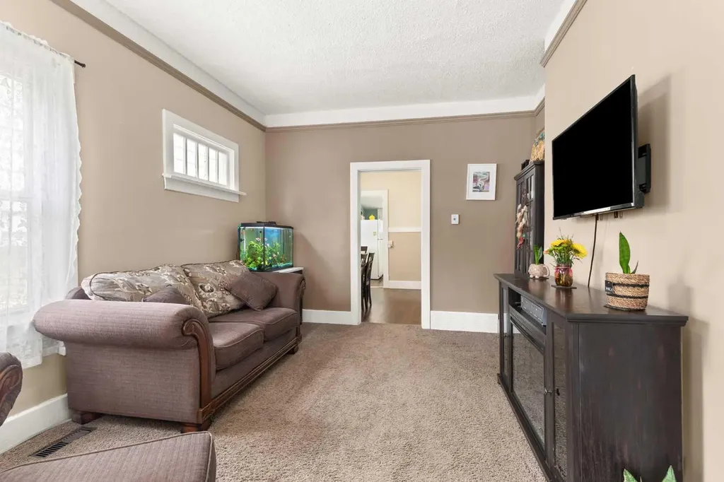 946 Queen Street SE Medicine Hat AB T1A1A8