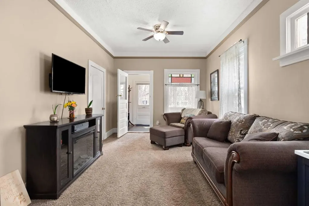 946 Queen Street SE Medicine Hat AB T1A1A8