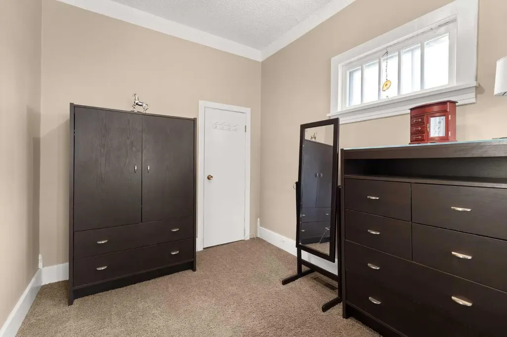 946 Queen Street SE Medicine Hat AB T1A1A8