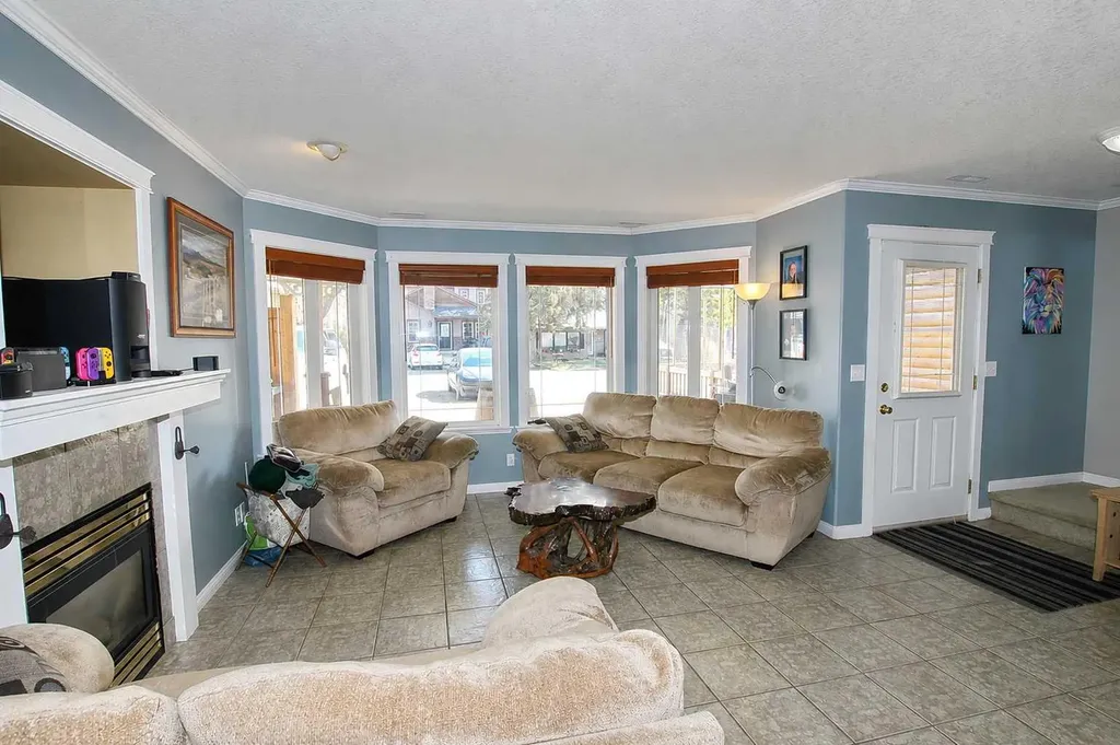 5016 34 Street Sylvan Lake AB T4S 1B1