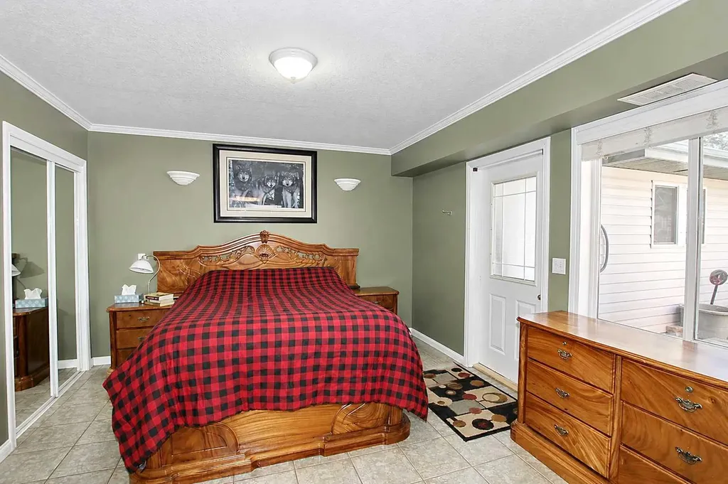 5016 34 Street Sylvan Lake AB T4S 1B1