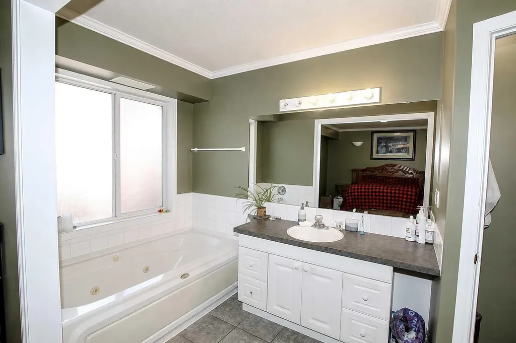 5016 34 Street Sylvan Lake AB T4S 1B1