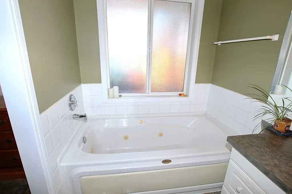 5016 34 Street Sylvan Lake AB T4S 1B1