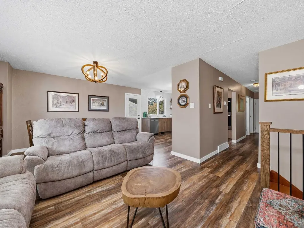 83 Brazeau Crescent SW Calgary AB T2W 0Z2