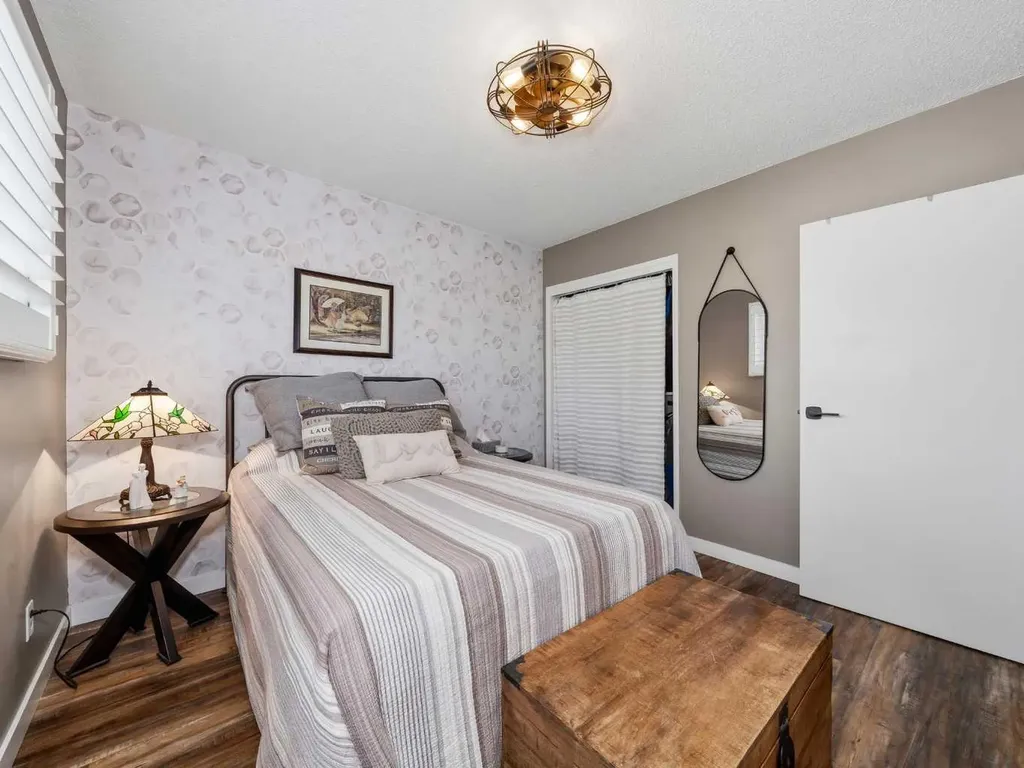 83 Brazeau Crescent SW Calgary AB T2W 0Z2